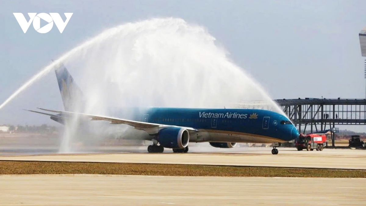 Vietnam Airlines launches first commercial flight to Long Thanh